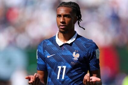 Michael Olise é acusado pela ex-namorada de ser um pai ausente (Foto: Reprodução/FFF)