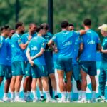 Carlo Ancelotti conversa com os jogadores durante atividade da Seleção Brasileira na preparação para o duelo contra a Noruega, pelas oitavas de final da Copa do Mundo. Crédito: Foto: Reprodução/X (@CBF_Futebol)