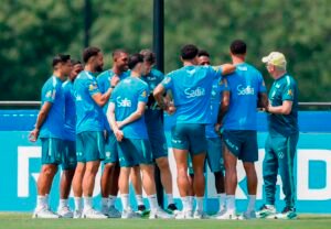 Carlo Ancelotti conversa com os jogadores durante atividade da Seleção Brasileira na preparação para o duelo contra a Noruega, pelas oitavas de final da Copa do Mundo. Crédito: Foto: Reprodução/X (@CBF_Futebol)
