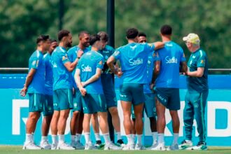 Carlo Ancelotti conversa com os jogadores durante atividade da Seleção Brasileira na preparação para o duelo contra a Noruega, pelas oitavas de final da Copa do Mundo. Crédito: Foto: Reprodução/X (@CBF_Futebol)