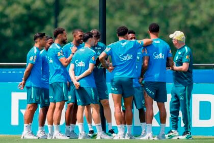 Carlo Ancelotti conversa com os jogadores durante atividade da Seleção Brasileira na preparação para o duelo contra a Noruega, pelas oitavas de final da Copa do Mundo. Crédito: Foto: Reprodução/X (@CBF_Futebol)