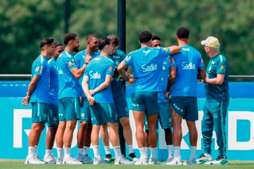 Carlo Ancelotti conversa com os jogadores durante atividade da Seleção Brasileira na preparação para o duelo contra a Noruega, pelas oitavas de final da Copa do Mundo. Crédito: Foto: Reprodução/X (@CBF_Futebol)