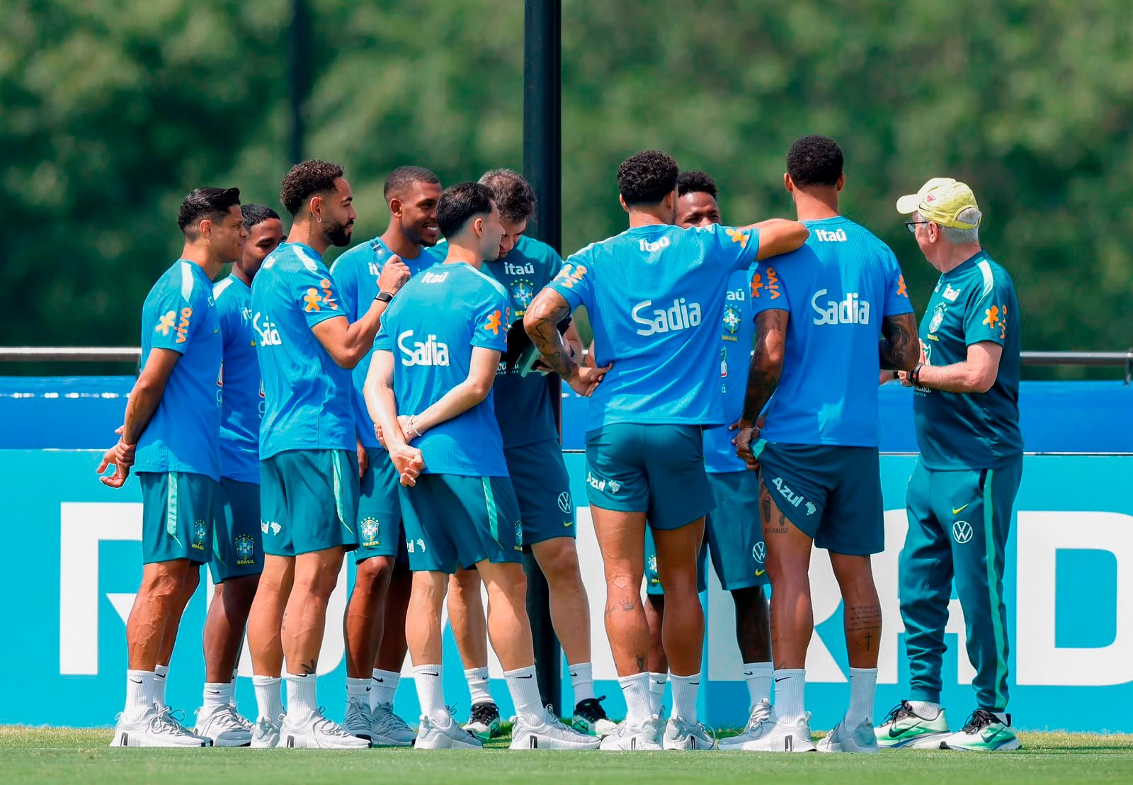 Carlo Ancelotti conversa com os jogadores durante atividade da Seleção Brasileira na preparação para o duelo contra a Noruega, pelas oitavas de final da Copa do Mundo. Crédito: Foto: Reprodução/X (@CBF_Futebol)