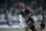 Kadir jogador do Botafogo comemora seu gol durante partida contra o Santos Imagem: Jorge Rodrigues/Jorge Rodrigues/AGIF