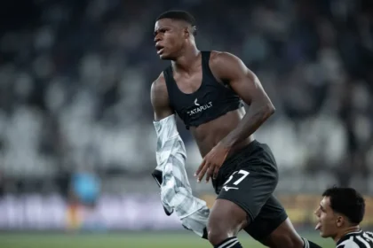 Kadir jogador do Botafogo comemora seu gol durante partida contra o Santos Imagem: Jorge Rodrigues/Jorge Rodrigues/AGIF