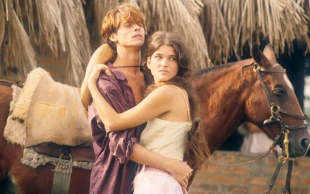 "Pantanal" revolucionou a teledramaturgia em 1990 ao apostar em locações reais e na força das paisagens brasileiras. — Reprodução: TV Manchete