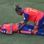 Nico Williams comemora título da Copa da Espanha com Lamine Yamal. (Foto: ANGELA WEISS / AFP)