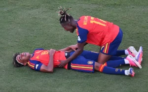 Nico Williams comemora título da Copa da Espanha com Lamine Yamal. (Foto: ANGELA WEISS / AFP)