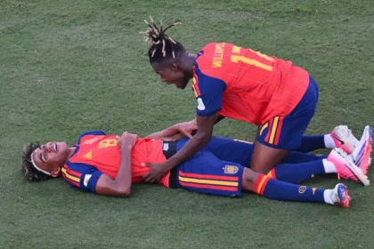 Nico Williams comemora título da Copa da Espanha com Lamine Yamal. (Foto: ANGELA WEISS / AFP)