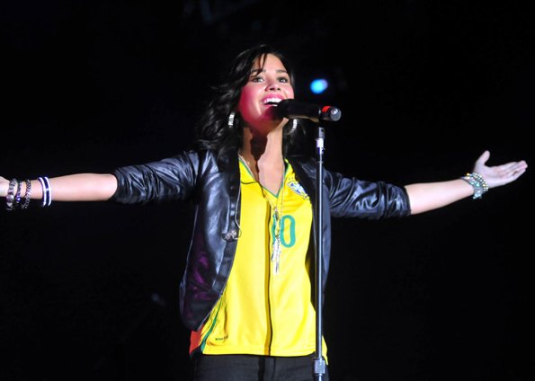 A cantora Demi Lovato, atração de abertura do show dos Jonas Brothers, subiu ao palco da Apoteose pontualmente às 18h30. Vestindo camisa da Seleção Brasileira, a moça iniciou sua apresentação com a música 'La la land' - Foto: André Durão/G1