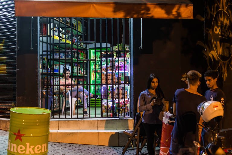 Academia x adega: Adegas atrás de grades vendem bebidas na zona leste de São Paulo - Foto: Reprodução/Folha de SP