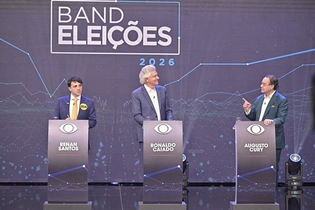 Renan Santos, Ronaldo Caiado e Augusto Cury participam de debate presidencial no domingo (23/8) - Foto: Renato Pizzutto/Band
