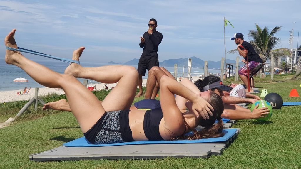 Academia x adega: Atividade física, de nome "Funcional", acontecendo em orla de praia - Foto: Divulgação