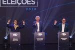 Augusto Cury (Avante), Renan Santos (Missão) e Ronaldo Caiado (PSD), candidatos à Presidência da República nas eleições 2026, participam do primeiro debate promovido pela TV Band em parceria com o Estadão no estúdio da emissora na R. Carlos Cyrillo Jùnior, 92, em São Paulo. Púlpitos dos candidatos ausentes Flávio Bolsonaro (PL) e Luiz Inácio Lula da Silva (PT) e Romeu Zema (Novo) permanecem no palco - Foto: Daniel Teixeira/Estadão