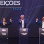 Augusto Cury (Avante), Renan Santos (Missão) e Ronaldo Caiado (PSD), candidatos à Presidência da República nas eleições 2026, participam do primeiro debate promovido pela TV Band em parceria com o Estadão no estúdio da emissora na R. Carlos Cyrillo Jùnior, 92, em São Paulo. Púlpitos dos candidatos ausentes Flávio Bolsonaro (PL) e Luiz Inácio Lula da Silva (PT) e Romeu Zema (Novo) permanecem no palco - Foto: Daniel Teixeira/Estadão