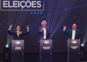 Augusto Cury (Avante), Renan Santos (Missão) e Ronaldo Caiado (PSD), candidatos à Presidência da República nas eleições 2026, participam do primeiro debate promovido pela TV Band em parceria com o Estadão no estúdio da emissora na R. Carlos Cyrillo Jùnior, 92, em São Paulo. Púlpitos dos candidatos ausentes Flávio Bolsonaro (PL) e Luiz Inácio Lula da Silva (PT) e Romeu Zema (Novo) permanecem no palco - Foto: Daniel Teixeira/Estadão