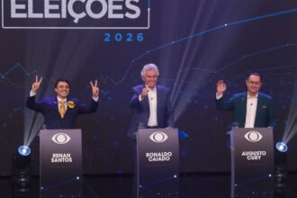 Augusto Cury (Avante), Renan Santos (Missão) e Ronaldo Caiado (PSD), candidatos à Presidência da República nas eleições 2026, participam do primeiro debate promovido pela TV Band em parceria com o Estadão no estúdio da emissora na R. Carlos Cyrillo Jùnior, 92, em São Paulo. Púlpitos dos candidatos ausentes Flávio Bolsonaro (PL) e Luiz Inácio Lula da Silva (PT) e Romeu Zema (Novo) permanecem no palco - Foto: Daniel Teixeira/Estadão