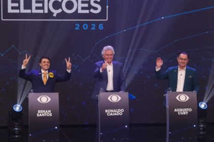 Augusto Cury (Avante), Renan Santos (Missão) e Ronaldo Caiado (PSD), candidatos à Presidência da República nas eleições 2026, participam do primeiro debate promovido pela TV Band em parceria com o Estadão no estúdio da emissora na R. Carlos Cyrillo Jùnior, 92, em São Paulo. Púlpitos dos candidatos ausentes Flávio Bolsonaro (PL) e Luiz Inácio Lula da Silva (PT) e Romeu Zema (Novo) permanecem no palco - Foto: Daniel Teixeira/Estadão