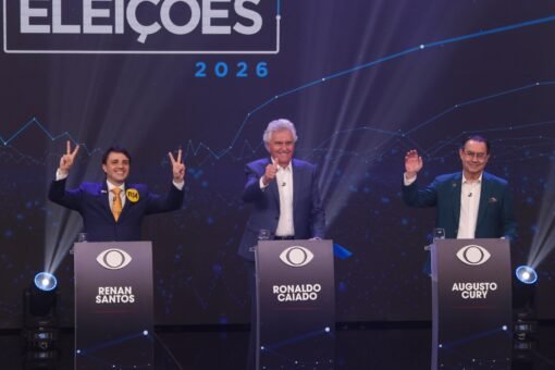 Augusto Cury (Avante), Renan Santos (Missão) e Ronaldo Caiado (PSD), candidatos à Presidência da República nas eleições 2026, participam do primeiro debate promovido pela TV Band em parceria com o Estadão no estúdio da emissora na R. Carlos Cyrillo Jùnior, 92, em São Paulo. Púlpitos dos candidatos ausentes Flávio Bolsonaro (PL) e Luiz Inácio Lula da Silva (PT) e Romeu Zema (Novo) permanecem no palco - Foto: Daniel Teixeira/Estadão