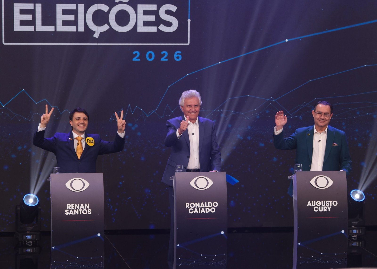 Augusto Cury (Avante), Renan Santos (Missão) e Ronaldo Caiado (PSD), candidatos à Presidência da República nas eleições 2026, participam do primeiro debate promovido pela TV Band em parceria com o Estadão no estúdio da emissora na R. Carlos Cyrillo Jùnior, 92, em São Paulo. Púlpitos dos candidatos ausentes Flávio Bolsonaro (PL) e Luiz Inácio Lula da Silva (PT) e Romeu Zema (Novo) permanecem no palco - Foto: Daniel Teixeira/Estadão