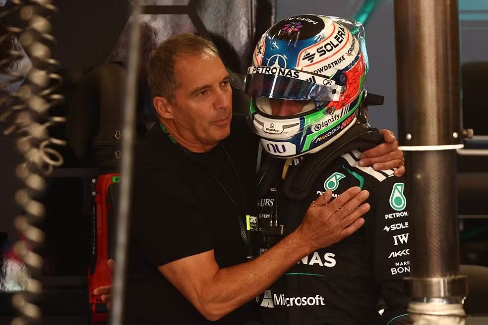 Kimi Antonelli é abraçado pelo pai, Marco, no GP da Grã-Bretanha da F1 2026 - Foto: Jakub Porzycki/NurPhoto via Getty Images