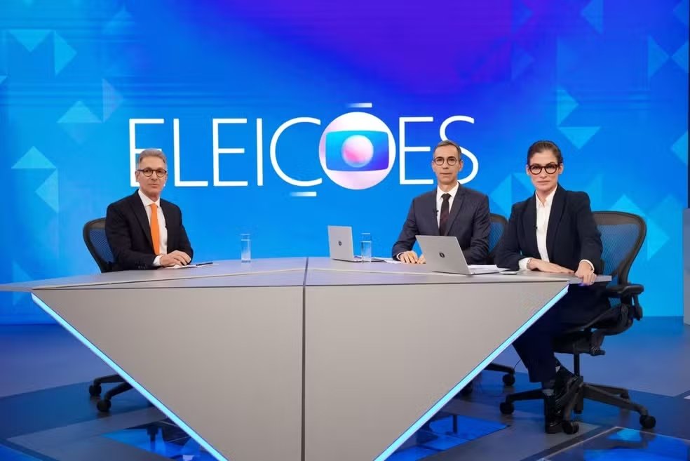 Romeu Zema (Novo) com Renata Vasconcellos e César Tralli nos Estúdios Globo - Foto: Globo/ Manoella Mello