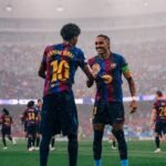 Raphinha e Lamine Yamal comemoram juntos mais uma grande atuação do Barcelona na Champions League. Foto: FC Barcelona / X