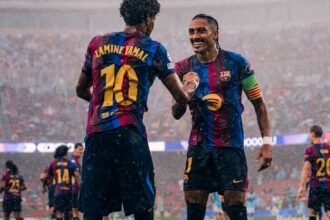 Raphinha e Lamine Yamal comemoram juntos mais uma grande atuação do Barcelona na Champions League. Foto: FC Barcelona / X