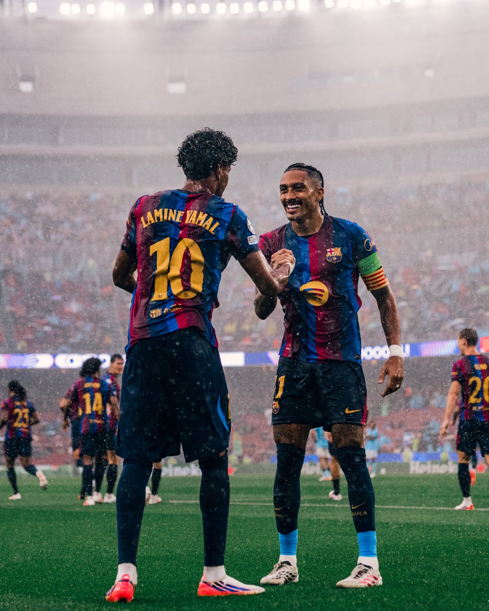 Raphinha e Lamine Yamal comemoram juntos mais uma grande atuação do Barcelona na Champions League. Foto: FC Barcelona / X