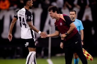 Fernando Diniz e Raniele após substituição. — Foto: Rodrigo Coca/ Ag. Corinthians