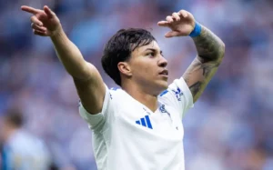 Kaio Jorge comemora seu terceiro gol na vitória do Cruzeiro sobre o Grêmio (Foto: Lucas Bubols/Cruzeiro).