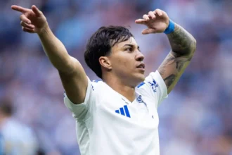 Kaio Jorge comemora seu terceiro gol na vitória do Cruzeiro sobre o Grêmio (Foto: Lucas Bubols/Cruzeiro).