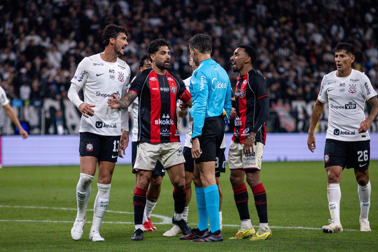 Corinthians e Vitória se enfrentaram pela 31ª rodada do Campeonato Brasileiro. Foto: Fernando Blade (@blade.fotografia).