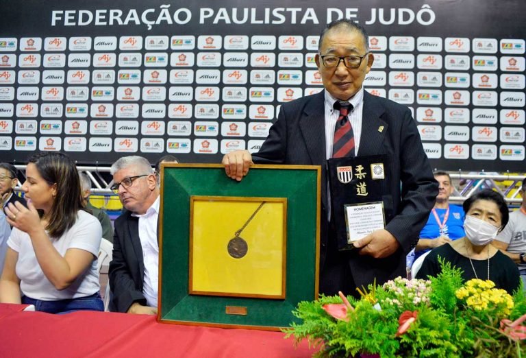 Ishii com sua medalha olímpica durante homenagem da FPJ em 2022 - Foto: FPJ