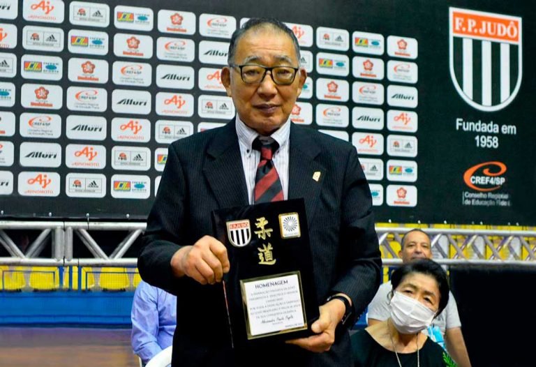 Ishii com sua placa de homenagem durante homenagem da FPJ em 2022 - Foto: FPJ